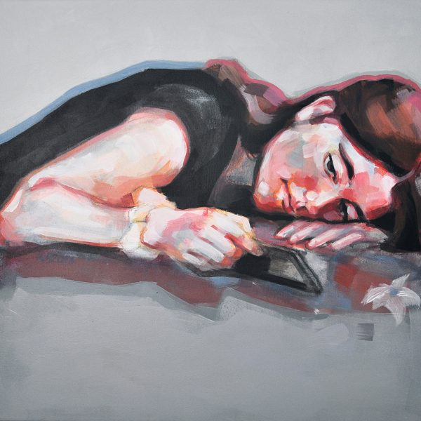 Acrylbild einer jungen Frau mit auf dem Tisch liegendem Kopf, die auf ihr Handy blickt.