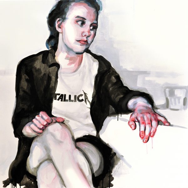 Porträt einer jungen Frau mit zurückgekämmtem Haar, die in einem weißen Metallica-T-Shirt und schwarzer Jacke sitzt. Sie blickt nach links und hat eine Hand locker ausgestreckt. Acrylgemälde in expressivem Stil mit rosafarbenen und grauen Akzenten von der Künstlerin Alžběta Müller